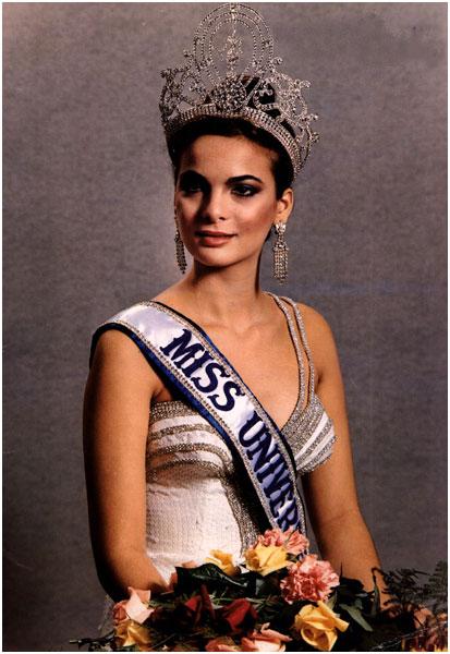 <b>VENEZUELA</b>Con siete coronas en su historial, este país sudamericano también ha demostrado que en su territorio existen mujeres de una belleza excepcional, acompañada de un carisma y una inteligencia destacada.Maritza Salayero Fernández (1979)Irene Lailín Sáez Conde (1981) Bárbara Pérez Hernández (1986)Alicia Machado (1996)Dayana Sabrina Mendoza Moncada (2008)Stefanía Fernández Krupij (2009)María Gabriela de Jesús Isler (2013)