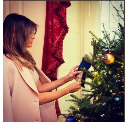 De diversos árboles navideños que adornan la mansión política estadounidense. Melania ha compartido hasta el último detalle de como ha ido decorando los mismos