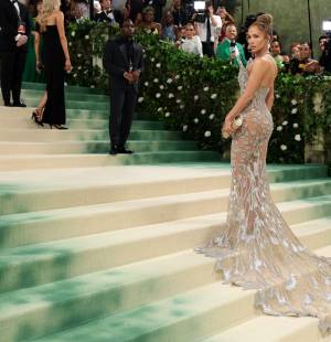 Un majestuoso vestido transparente de Maison Schiaparelli con incrustaciones de cristales y alas de mariposa en la parte frontal fue la elección de Jennifer López para su debut como co host de la MET Gala 2024.