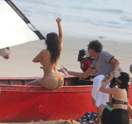 Kim Kardashian luce sus curvas