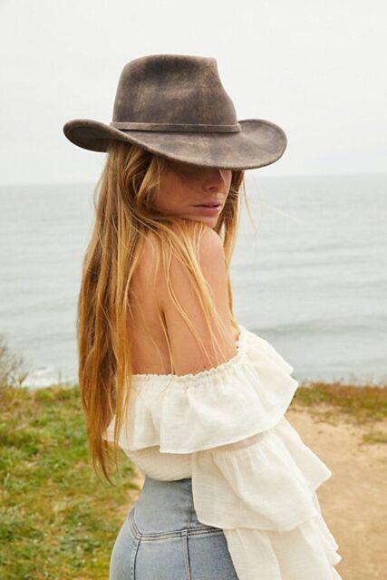 El resurgimiento de los sombreros vaqueros en la moda contemporánea puede atribuirse a varios factores. En primer lugar, su estética única y llamativa los convierte en piezas de declaración que complementan una amplia gama de conjuntos. Desde looks casuales hasta estilos más elegantes, los sombreros vaqueros agregan un toque distintivo y sofisticado.