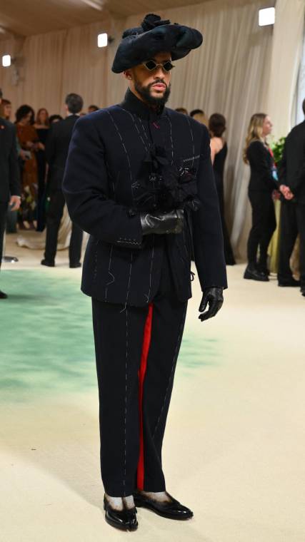 El cantante puertorriqueño Bad Bunny fue co host la la nueva edición de la MET Gala en la que lo vimos triunfar con su traje custom made de Maison Margiela by John Galliano, un look en el que combinó su personalidad, con guiños a sus raíces y un toque de fantasía para cumplir el dress code de “El jardín del tiempo”. (Photo by Angela Weiss / AFP)