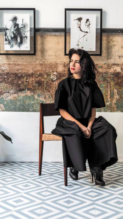 En Barcelona, la diseñadora hondureña Gian Padilla teje sueños y crea belleza desde su estudio. En una exclusiva entrevista para Revista Estilo, Gian comparte su visión sobre el Día de la Mujer Hondureña, destacando la importancia de la inspiración, la creatividad y el empoderamiento femenino.