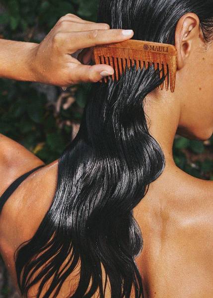 Para cuidar el cabello en verano, es fundamental hidratarlo profundamente, protegerlo de los rayos UV con sombreros o sprays, y evitar el calor de herramientas de peinado.