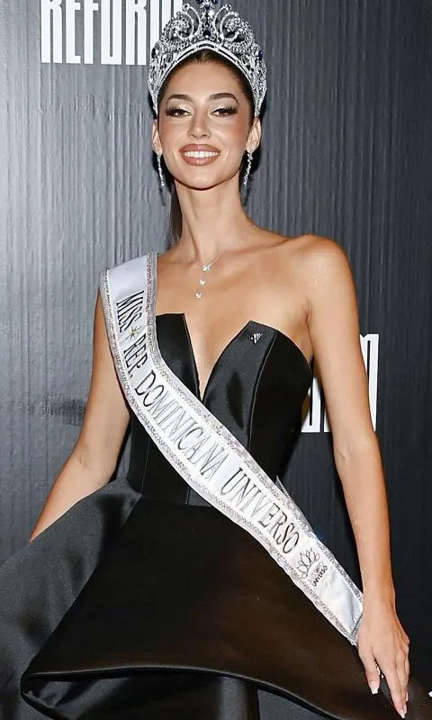 <b>Mariana Downing Responde en Inglés</b>Durante la sección de preguntas del certamen, Mariana Downing, quien es Miss República Dominicana, optó por responder en inglés debido a su limitado dominio del español. Esta elección generó diversas reacciones entre los espectadores, algunos expresando apoyo y otros mostrando desaprobación.