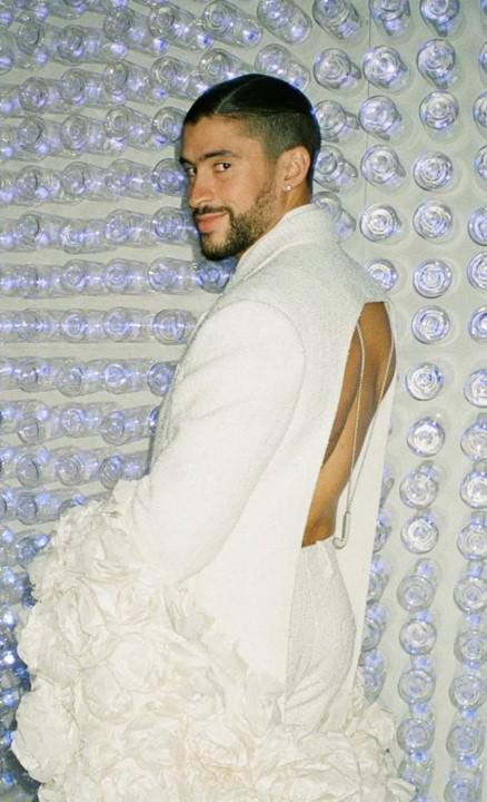 <b>Bad Bunny</b> deslumbró en la Met Gala 2023 al lucir una impresionante cola floral de ocho metros. El renombrado diseñador Simon Porte Jacquemus diseñó esta extraordinaria creación, que se convirtió en el foco de atención de la gran noche de la moda, con el cantante como su inspiración principal.