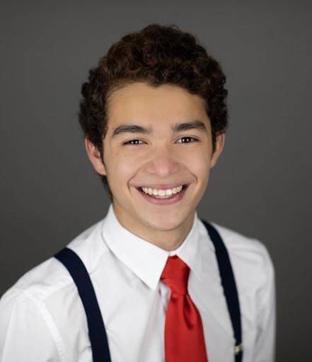 Emilio Mejía, un joven nacido en San Pedro Sula, destacó en su papel como Marc Anthony en la serie “Súbete a mi moto”, que cuenta la historia del grupo musical Menudo. Este talentoso catracho brilla con luz propia en la producción de Telemundo, la cual se encuentra disponible en la plataforma de Amazon Prime. Actualmente reside en la Ciudad de México.