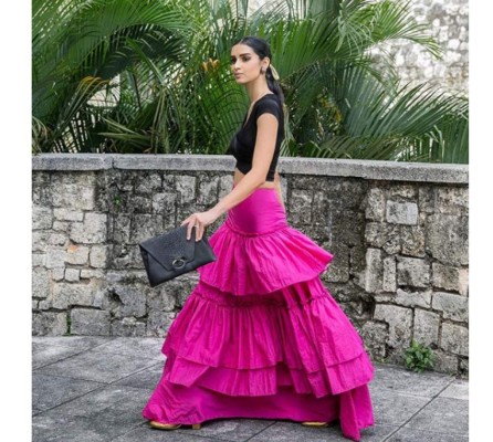 Auténtica embajadora del estilo. Las piezas de los diseñadores hondureños nunca faltan en su guardarropa como esta maxi falda en fucsia de Jerry Cárcamo, una prenda versátil y colorida