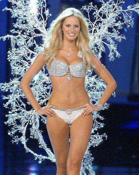 <b>Karolina Kurkova (2006) - Hearts on Fire Diamond Fantasy Bra</b>Este bra, diseñado por la joyería Hearts on Fire, estaba decorado con 2,000 diamantes y tenía un colgante floral con un diamante de 10 quilates. Valía 6.5 millones de dólares.