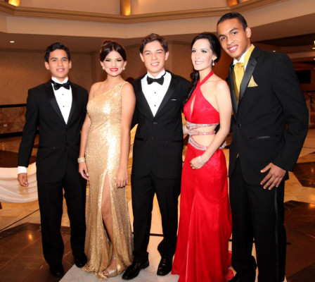 Seniors de la Mayan School se graduan