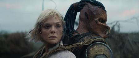 Elle Fanning y Dimitrius Schuster-Koloamatangi protagonizan <i>Depredator: Tierras Salvajes,</i> que llega a los cines 38 años después del estreno del filme original.