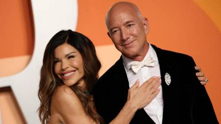 La boda del siglo: Jeff Bezos y Lauren Sánchez celebran su unión con una fastuosa fiesta de tres días que reúne a celebridades, diseñadores de renombre y una producción de lujo sin precedentes. El evento promete convertirse en una de las bodas más comentadas y lujosas del año.