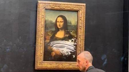 La Mona Lisa es atacada en el Museo del Louvre en París