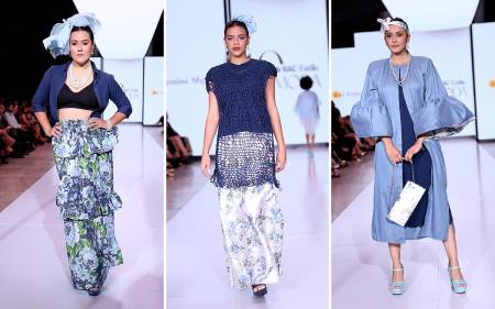 Una propuesta muy personal, donde las texturas artesanales evocan la neblina del misterio. Así es Rosas Azules, la colección Primavera-Verano 2026 de Luz Ernestina Mejía, presentada en la décima edición de BAC Estilo Moda. Cortes fluidos y precisos que realzan la silueta definen cada prenda, marcando el paso con una elegancia atemporal. Faldas amplias con peplum, mangas abullonadas y vestidos de líneas relajadas construyen un aura de confort femenino y sofisticación natural que se complementa con tocados audaces y mini bags en crochet.