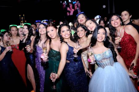 Los seniors 2025 del Instituto San José del Carmen vivieron una noche mágica al celebrar su prom, una velada cargada de sorpresas, emociones y mucha alegría. Entre risas, música y abrazos, las jóvenes disfrutaron hasta altas horas, sellando recuerdos que llevarán consigo para siempre.