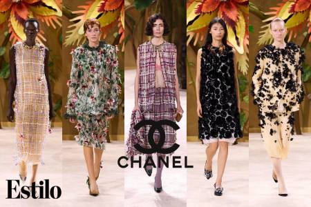 El director creativo de Chanel, Matthieu Blazy, creó un jardín con una escenografía compuesta por flores en 3D, enredaderas y hojas gigantes, que evocó los paisajes emblemáticos de cuentos clásicos como “Ricitos de Oro”, “El Gato con Botas” y “El patito feo” en el Grand Palais de París para presentar la colección Haute Couture de otoño-invierno 2026-2027 de la <i>maison</i>.