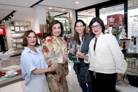 Entre música navideña y un ambiente en el que resaltaban hermosas piezas decorativas, Eleganza celebró su 21 aniversario en Tegucigalpa. Carolina Canahuati, fundadora del establecimiento, recibió a sus invitadas, quienes descubrieron detalle a detalle las últimas tendencias para recrear ambientes espectaculares en esta época festiva. En la imagen, Blanca Bendeck, Carolina Canahuati, Lucía Nasser y Patricia Corrales
