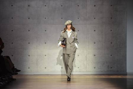 Modelos vestidas en blazers cruzados en una paleta de colores que iba del beige grisáceo al marrón, con toques de azul y violeta, desfilaron en la pasarela de Emporio Armani en la Semana de la Moda de Milán Otoño Invierno 2026/2027, dedicada al fundador de la firma, Giorgio Armani