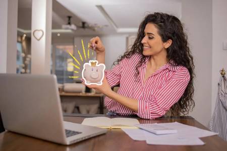 El inicio del año trae una promesa clara: nuevas metas. Y si uno de tus propósitos para 2026 es tener más consciencia financiera, estás en el lugar correcto. Ya no se trata solo de ganar dinero, sino de aprender a administrarlo con intención para construir una relación sana con tus finanzas y —lo más importante— reducir el estrés. Por eso, hoy te compartimos 8 tips clave para tomar control de tu dinero.