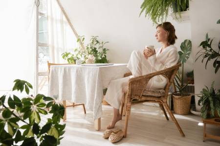 Cinco maneras sencillas de incorporar el <i>slow living</i> a la rutina y recuperar el placer de hacer las cosas con intención.