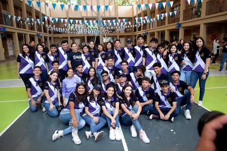 Bajo el lema “Reach the Stars”, los senior de Franciscan School se reunieron en el restaurante Denny’s de Jardines del Valle para celebrar su último primer día de clases. Los 38 alumnos del onceavo grado llegaron muy entusiasmados al encuentro, luciendo jeans y camisetas con los colores de la institución. A su alegría también se unieron sus padres, quienes adornaron sus vehículos con globos y letras coloridas. Luego del desayuno, inició la caravana hacia la escuela, donde los esperaba los alumnos y autoridades educativas para recibirlos con aplausos y celebrar así el inicio de clases en todas las áreas educativas de Franciscan School.