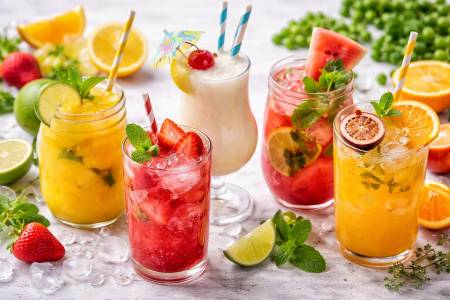 Nada mejor que un cóctel frío y natural para refrescar el día. Estas combinaciones de frutas frescas, hielo y un toque cítrico son rápidas de preparar, llenas de color y sabor tropical. Perfectas para reuniones, tardes calurosas o simplemente para disfrutar algo diferente.