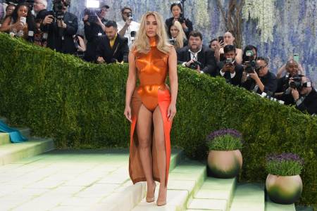 Kim Kardashian, junto a su directora creativa Nadia Lee Cohen, apostó por una referencia tan audaz como precisa: el universo del artista Allen Jones para dar vida al código de vestimenta de la Met Gala: “La moda es arte”. “Siempre he visto referencias de su trabajo en la moda y he sido una gran admiradora”, confesó Kardashian. Y cuando llegó el momento de decidir su look, la elección fue clara: “Allen Jones sería icónico: sexy, clásico, cool, innovador”.