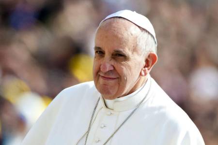El Papa Francisco no necesitó grandes discursos para transformar conciencias. Con una sola frase, podía abrir el alma, derribar estructuras y recordarnos el valor de lo sencillo. Durante su pontificado, nos habló con un lenguaje directo, cercano, y profundamente humano. Fue un líder espiritual, sí. Pero también fue un hombre que supo mirar a los ojos del mundo con compasión. Hoy que el mundo lo despide, repasamos algunas de sus frases más poderosas.