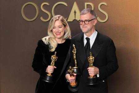 Sara Murphy y Paul Thomas Anderson posan con la estatuilla a mejor película por <i>One Battle After Another </i>, en la ceremonia 98º de los premios Óscar, en Los Ángeles. Aunque la favorita era <i>Sinners</i>, que llegó a la gala con un récord histórico de 16 nominaciones, la noche terminó consagrando la comedia dramática