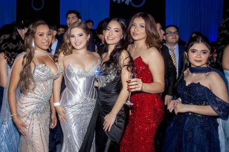 Abrazos y emociones encontradas en la memorable fiesta de graduación de los nuevos bachilleres bilingües en Ciencias y Humanidades. La generación 2025 de la Saint Peter Academy, fue protagonista de una inolvidable gala donde la alegría de los 73 graduados flotaba en el elegante ambiente de fiesta dispuesto para la ocasión por los padres de familia.