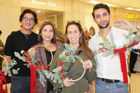 Multiplaza Tegucigalpa y Revista Estilo presentaron “Whispers of Christmas”, una tarde llena de espíritu festivo donde nuestros invitados decoraron sus propias coronas navideñas con la ayuda de Detox Creativo para llevar la magia a sus hogares. En la foto: José Vargas, Sandra Noguera, Gabby Zelaya y Mario Menpez.
