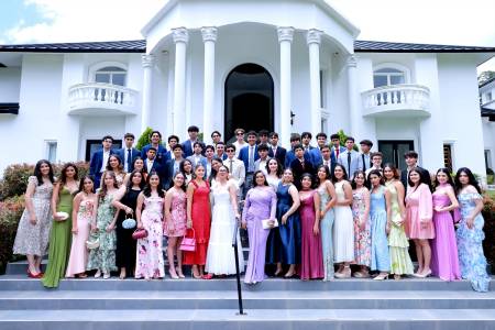 Los Seniors 2026 de la Academia Los Pinares disfrutaron de una jornada especial durante su Senior Lunch en Invernaderos del Trigo. En medio de un ambiente relajado y rodeados de sus compañeros, vivieron momentos llenos de risas, fotografías y recuerdos que marcan la recta final de su vida escolar.
