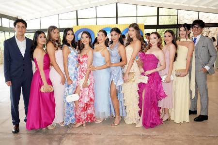 En una fresca y luminosa mañana, los seniors 2026 de DelCampo School celebraron su tan esperado Senior Breakfast en un ambiente lleno de alegría y estilo. Bajo la temática “Dolce Vita”, los estudiantes se reunieron en Invernaderos del Trigo, donde disfrutaron de una velada especial entre risas, fotografías y momentos que quedarán grabados como el inicio de una etapa inolvidable.