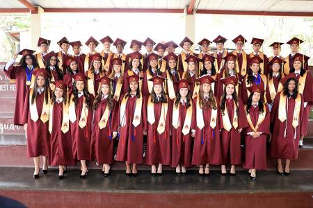 Con togas y birretes del color que los acompañó durante toda su etapa escolar, y con el corazón lleno de sueños por cumplir, los seniors 2025 de Mayan School celebraron su esperada graduación. Convertidos oficialmente en bachilleres en Ciencias y Humanidades, los jóvenes vivieron este momento con entusiasmo, alegría y la firme convicción de que están listos para conquistar el mundo.