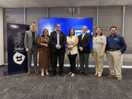 Así se vivió el lanzamiento de la nueva Maestría en Economía Aplicada de UNITEC, una propuesta académica orientada a formar profesionales capaces de transformar datos e información económica en decisiones estratégicas con impacto real en la sociedad. Durante el evento, invitados y asistentes conocieron más sobre este innovador programa que apuesta por el análisis, la interpretación y el pensamiento crítico como herramientas clave para enfrentar los retos del entorno actual.
