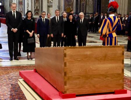 Los Reyes de España rinden homenaje al Papa Francisco en el Vaticano