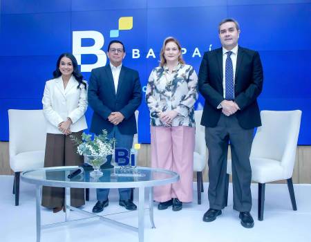 Los ejecutivos Inti Alvarado, Gerente de Sostenibilidad Banpaís; Gerardo Rivera, Gerente General Seguros del País; María del Rosario Selman Housein, Presidenta Ejecutiva Banpais y Francisco Lavadie, Vicepresidente Ejecutivo de Créditos.