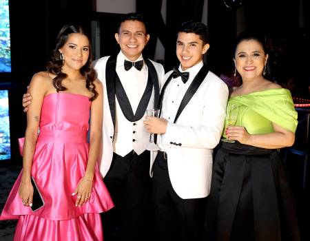 Los seniors 2025 de Dowal School vivieron una prom night llena de emoción, alegría y memorias. Rodeados de sus seres queridos, disfrutaron de una noche mágica que no solo celebró el cierre de una etapa, sino también el inicio de nuevos sueños y aventuras por venir.