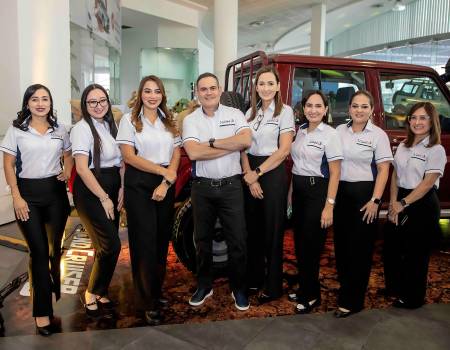 Grupo Flores presentó oficialmente la nueva Toyota Land Cruiser 70, un vehículo que renueva el legado de uno de los todoterrenos más emblemáticos y resistentes del mundo. Bajo el concepto “La fuerza de una leyenda”, la marca reunió a clientes, invitados especiales y representantes de los medios de comunicación para conocer de primera mano las innovaciones técnicas, el desempeño y la evolución de un modelo diseñado para enfrentar los terrenos más desafiantes, sin perder la robustez y confiabilidad que lo han convertido en un referente del segmento off-road. En la foto: Alan Flores, CEO de Grupo Flores, en compañía del equipo de ventas de San Pedro Sula.
