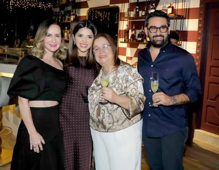 Brindis por la reapertura de Hasta La Pasta Italian Bistro