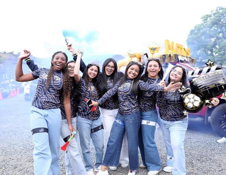 Lights, camera... seniors! La generación 2026 de la International School of Tegucigalpa arrancó su último año con una jornada llena de alegría. Primero compartieron un cálido desayuno junto a sus seres queridos y luego, entre risas y emoción, se lanzaron en una colorida caravana de vehículos decorados que los llevó hasta la escuela, donde la verdadera fiesta apenas comenzaba.