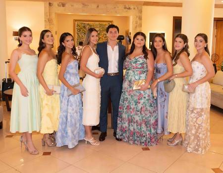 El salón Real del Hotel Real Intercontinental fue el escenario elegido por el gabinete de padres de familia para que la clase 2026 de la Escuela Internacional Sampedrana celebrara su esperado senior breakfast. Las alumnas lucieron elegantes vestidos de cóctel y los varones blazers en tonos suaves, en un ambiente que evocó el encanto de la Costa Amalfitana.