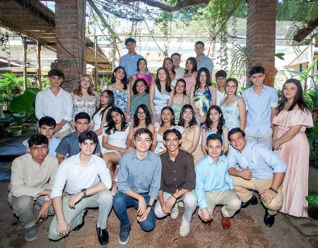 Una mañana alegre y fraternal fue la que vivieron los seniors de la generación 2025 de la Villas del Campo School. La cita matutina se llevó a cabo en Angeli Garden, en un festejo especial organizado por los padres de familia de onceavo grado. La ocasión fue propicia para agradecer a Dios por los logros alcanzados, en vísperas de recibir, dentro de unos meses, su título de Bachiller en Ciencias y Humanidades.