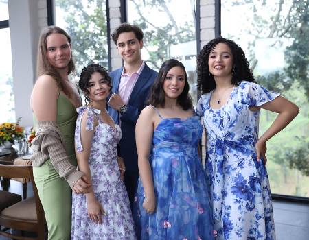 El restaurante La Cumbre fue escenario del Senior Brunch 2026 de Dowal School. Entre estupendas vistas, risas y acentos otoñales, los estudiantes disfrutaron de un encuentro lleno de nostalgia y buena vibra. Fue una ocasión especial para revivir recuerdos, celebrar las amistades que marcaron su paso por high school y crear nuevos momentos antes de comenzar un nuevo capítulo en sus vidas. Alessandra Toniolo, Aimé Torres, Víctor Paz, Isabel García y Ana Chávez