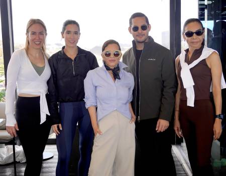 Zielo Rooftop se convirtió en el escenario perfecto para Barre and Brunch: Move with Grace in Balance, una experiencia presentada por Revista Estilo y BARUCH pensada para conectar cuerpo y mente en un ambiente sofisticado y relajado. Con una vista privilegiada a la ciudad, las asistentes participaron en una clase de barre dirigida por la coach Natalia Loyd. Al finalizar, disfrutaron de un brunch de cuatro tiempos, un espacio ideal para compartir, relajarse y extender la experiencia en compañía