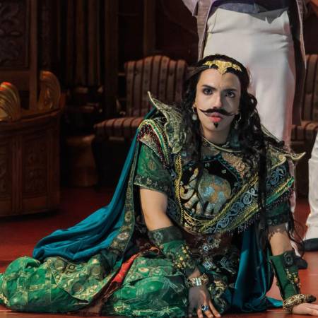 El soprano hondureño Dennis Orellana brilla en los teatros de Viena