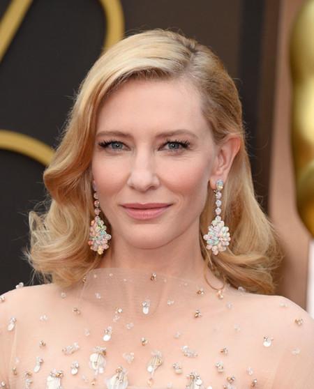 Cate Blanchett usó un precioso vestido de tul y pedrería, el cual completó con hermosa joyería de Chopard, sus aretes de oro blanco y 62 ópalos estaban valorados en 18 millones de dólares en 2014.