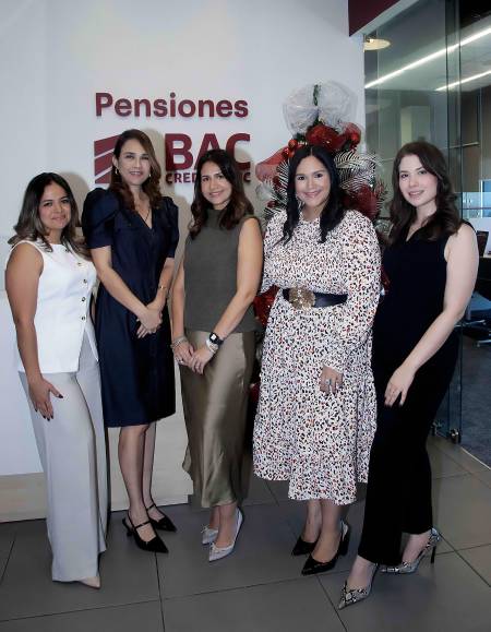 El inicio de la época más hermosa del año, la Navidad, fue el motivo por el cual la gerencia de Banca Privada de BAC reunió a sus clientes para celebrar un encuentro lleno de calidez, brindis especiales y sabores que anunciaron oficialmente el comienzo de la temporada festiva. La cita se realizó en la oficina del Edificio Próceres, entre luces, cócteles y momentos memorables. En la foto: Lurvin Hernández, Wendy Valenzuela, Fabiola Cañas, Andrea Cálix y Andrea Pacheco.