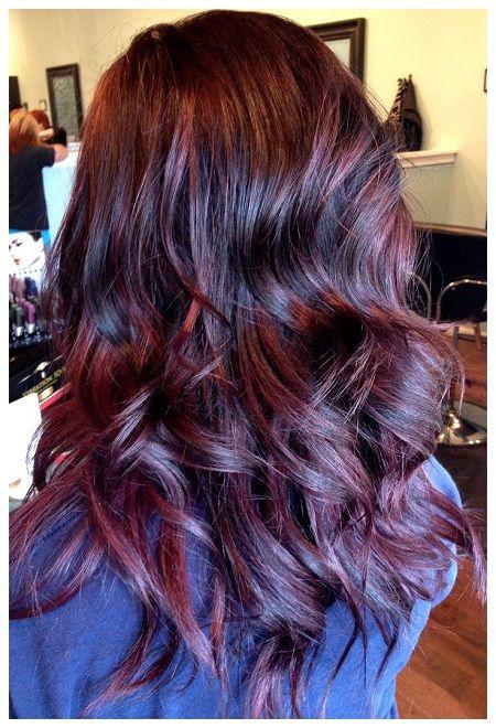<b> </b>Violet Brunette es otra tonalidad que queda muy bien en la piel morena. Las bases oscuras son favorables para aplicarles un balayage violeta y ver su intenso color en la luz.