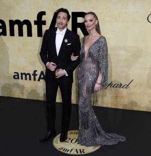 Celebridades y estrellas del show business que coinciden en la 78 edición del Festival de Cannes compartieron en una noche de glam y solidaridad en el exclusivo Hotel du Cap-Eden-Roc, para unirse a la tradicional gala amfAR. La fiesta benéfica, cuyas entradas oscilan en los los 25 mil dólares, reúne desde 1993 a las estrellas en la localidad de Cap d'Antibes, vecina de Cannes, para apoyar programas de investigación sobre el SIDA. En la imagen, Adrien Brody con Georgina Chapman